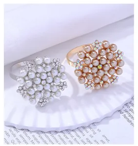 Detalle de servilleteros en oro rosa y plata con perlas y brillantes diamantes