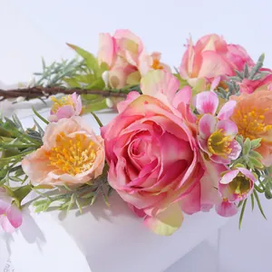 Couronne de mariée aux roses roses et orange sur base de rotin naturel brun