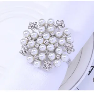 Detalle de servilletero copo de nieve plateado con perlas y diamantes de imitación