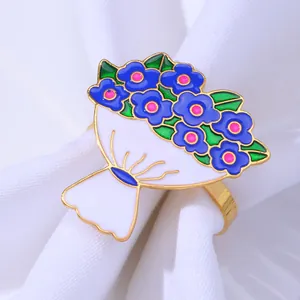 Elegante servilletero dorado con ramo de flores de esmalte colorido para bodas