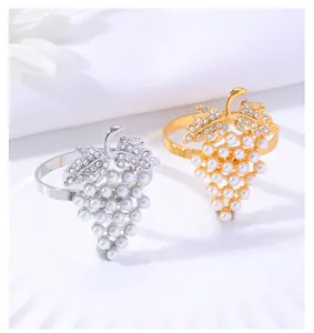 Detalle de servilleteros de uva en oro y plata con perlas y diamantes de imitación