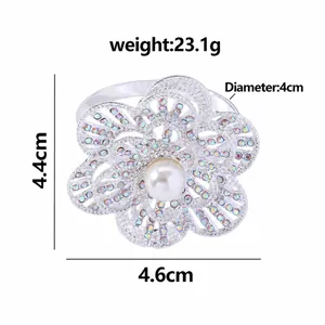 Dettaglio macro del portatovagliolo a fiore in argento con perla bianca e strass