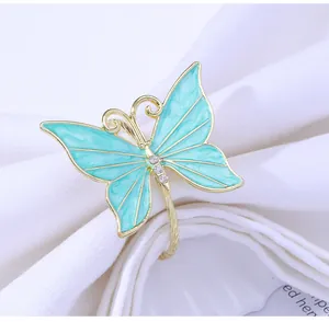 Primer plano del servilletero de mariposa dorada con esmalte azul y detalles de pedrería