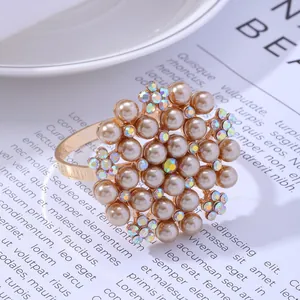 Servilletero de oro rosa con perlas champán y cristales para decoración de mesa formal