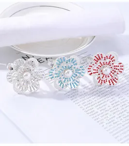 Dettaglio di portatovaglioli floreali in argento con cristalli e perle eleganti