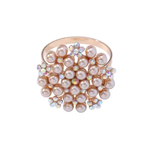 Servilletero de oro rosa con perlas y pedrería para decoración de mesa elegante