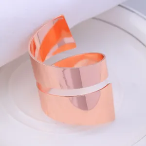Servilletero moderno en espiral oro rosa con acabado de espejo de alto brillo