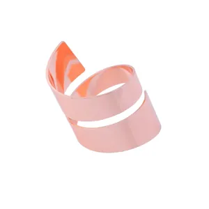 Servilletero moderno en espiral de oro rosa con acabado de metal pulido sobre blanco