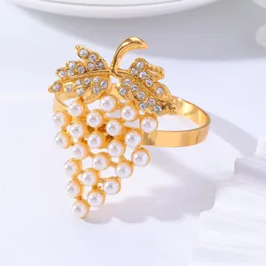 Elegante servilletero dorado con perlas blancas y hojas decoradas con brillantes strass