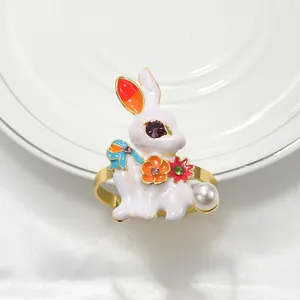 Detalle de servilletero de conejo con flores de esmalte y perla decorativa