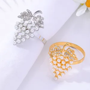 Elegantes servilleteros de oro y plata con diseño de uvas, perlas y pedrería fina