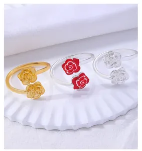 Detalle de elegantes servilleteros de rosa metálica en acabados oro, plata y rojo