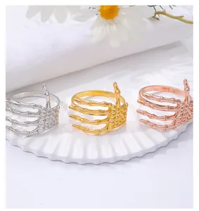 Detalle de servilleteros de mano de calavera en acabados plata, oro y oro rosa