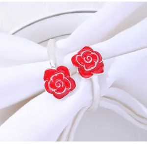 Detalle de servilletero de rosa roja con soporte de metal plateado elegante