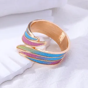 Regenbogen-Glitzer-Serviettenring in Gold-Optik mit modernem geschwungenem Metalldesign