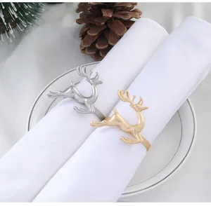 Details von goldenen und silbernen Rentier-Serviettenringen auf einem festlichen Weihnachtstisch