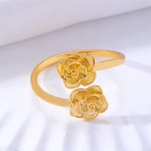 Elegante anillo abierto ajustable de oro con dos motivos de flores de rosa talladas