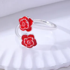 Elegante servilletero de rosas rojas con acabado esmaltado en soporte blanco