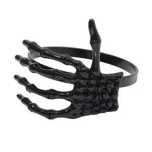 Vista detallada del servilletero de mano de esqueleto negro brillante con diseño gótico