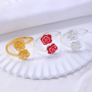 Elegante servilletero de metal con rosas rojas dobles para decoración de mesa de boda