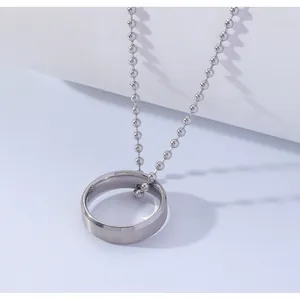 Detailansicht eines gebürsteten Edelstahl-Ringanhängers an einer klassischen Kugelkette