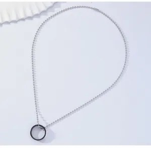 Detailansicht eines zweifarbigen Rundanhängers an einer silbernen Kugelkette für Unisex-Stil