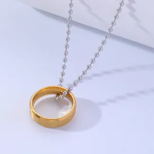 Minimalistischer goldener Ring-Anhänger aus Titanstahl an einer silbernen Kugelkette