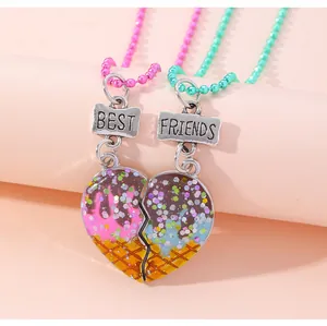 Nahaufnahme der Best Friends Herzkette mit bunten Pailletten und Perlenketten