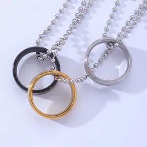 Dreifarbiges Titanstahl-Ring-Anhänger-Halsketten-Set mit schwarzen, gold und silber Ringen