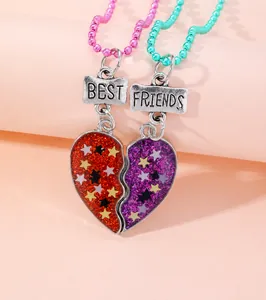 Detail der bunten BFF-Herzanhänger mit Sternen-Glitzer und bunten Perlenketten im Set