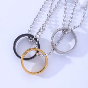 Dreifarbige Halskette mit drei Ringen aus Edelstahl und einer Metallkugelkette