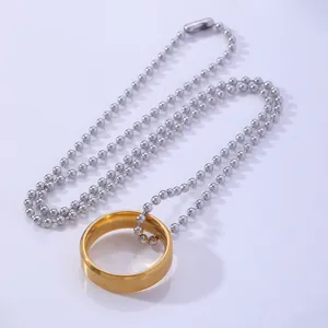 Minimalistischer Goldring-Anhänger an einer silbernen Kugelkette für einen modernen Look