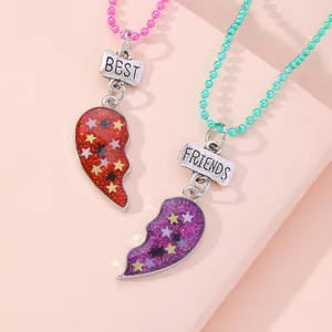 BFF Herzanhänger Halsketten mit Glitzer und Stern-Pailletten auf rosa Hintergrund
