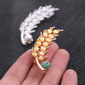 Broche élégante en épi de blé avec strass brillants et perles en placage d'or et d'argent
