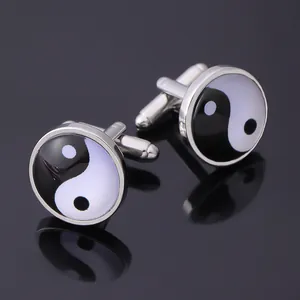 Herren-Manschettenknöpfe mit Tai-Chi-Yin-Yang-Design auf schwarzer spiegelnder Oberfläche