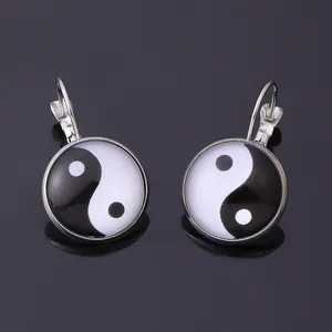 Detailansicht der Tai Chi Yin Yang Manschettenknöpfe mit silbernem Metallrahmen und Glanz