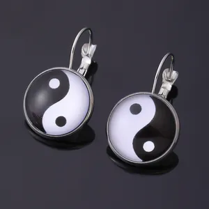 Makro-Detail der Vintage Tai Chi Yin Yang Ohrringe mit silbernen Klappbügeln