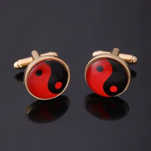Detailaufnahme runder Yin-Yang-Manschettenknöpfe mit rotem und schwarzem Emaille-Finish