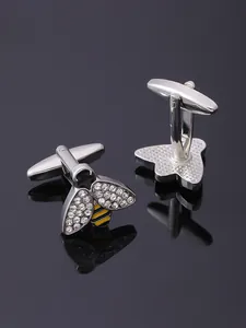 Vue macro détaillée de boutons de manchette abeille avec ailes argentées et strass
