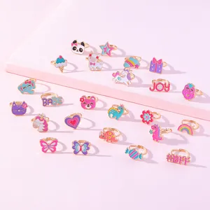 Gros plan de 24 bagues réglables pour enfants avec motifs colorés d'animaux et de cœurs