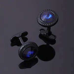 Vue macro des boutons de manchette en cristal bleu avec finition texturée noir fusil
