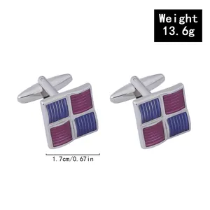 Détail de boutons de manchette carrés avec rayures émail bleu violet et taille 1,7cm