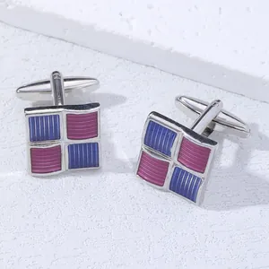 Détail de boutons de manchette carrés avec motif à rayures bleues et violettes