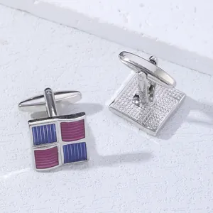 Gros plan sur boutons de manchette carrés rayés bleu et violet avec fermoir balle