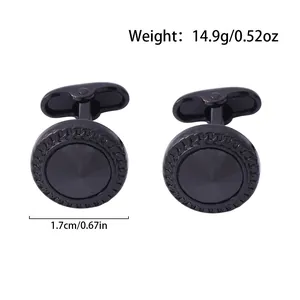 Détail macro de boutons de manchette ronds noirs avec bord tressé et pierre noire
