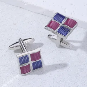 Vue détaillée de boutons de manchette carrés avec grille rayée bleu et magenta sur pierre