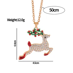 Gouden kerst eland ketting met witte kristallen en kleurrijke emaille details