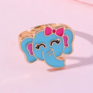 Vue détaillée d'une bague ajustable pour enfant avec un éléphant bleu et un nœud rose