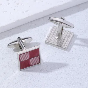 Détail de boutons de manchette carrés argentés avec motif à rayures rouges et blanches