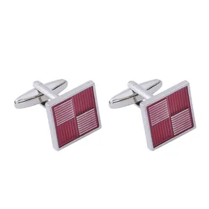 Détail macro de boutons de manchette carrés argentés avec motif émail damier rouge et blanc
